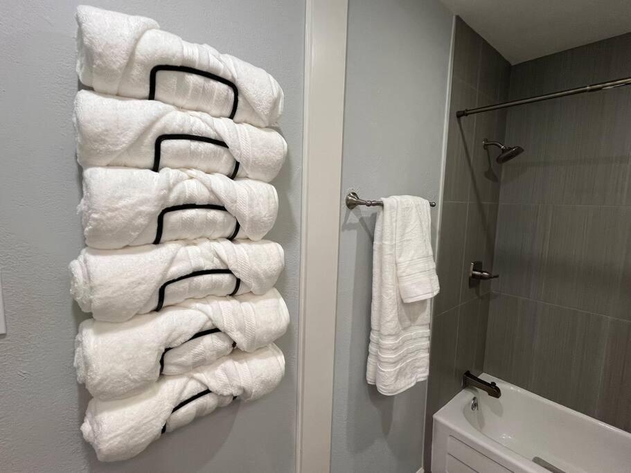 Healing Haven King Bed Suite Далас Екстериор снимка