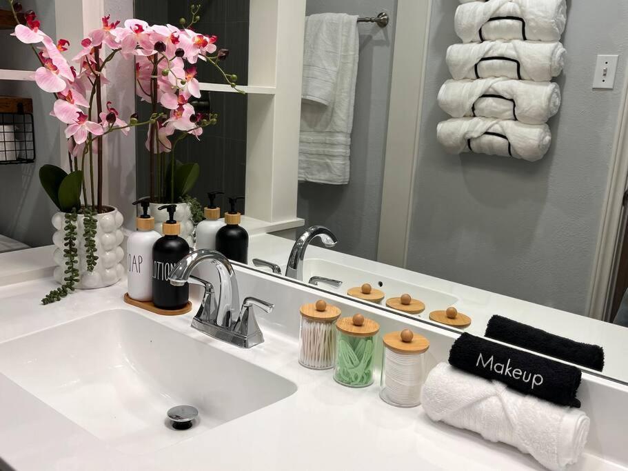 Healing Haven King Bed Suite Далас Екстериор снимка